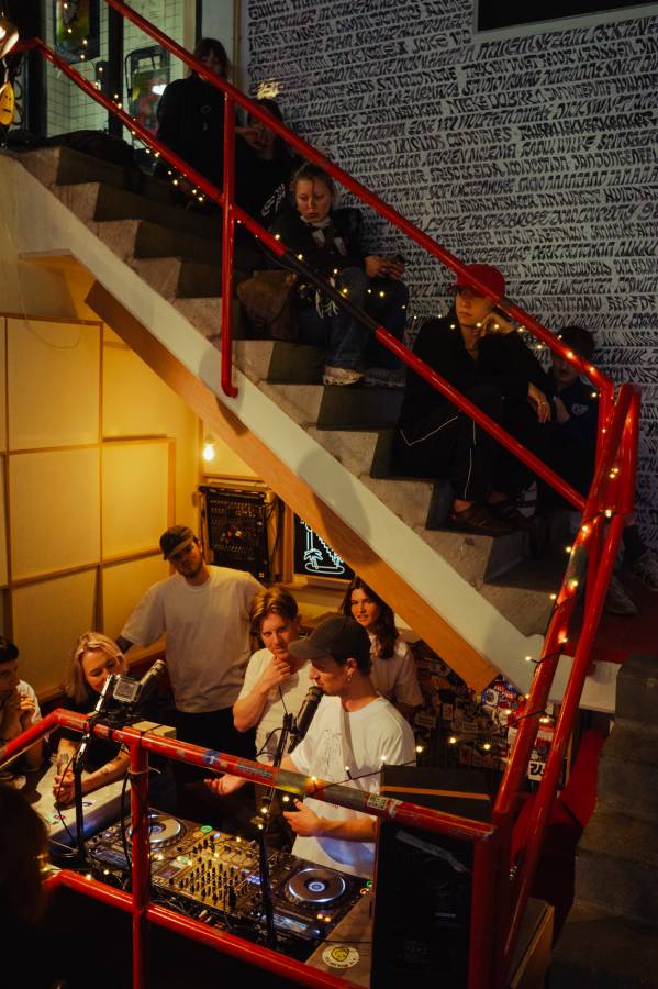 AAN / UIT Live radio bij Stranded FM